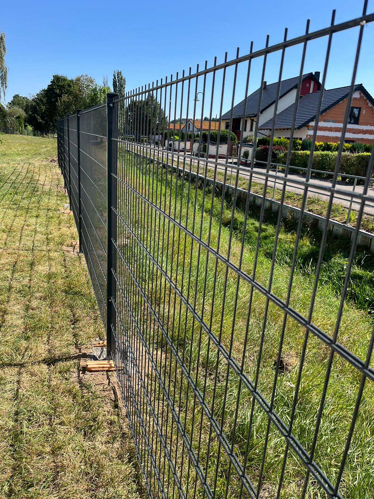 Kompletne ogrodzenie panelowe 2D 103 cm grubość drutu 5/4/5